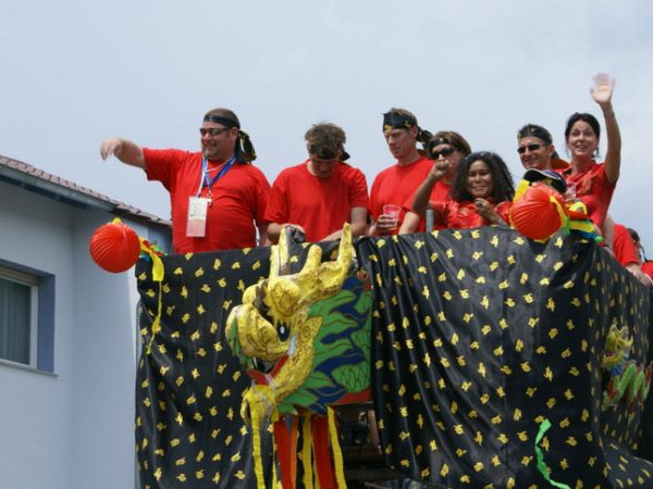 Unter dem Motto -Peking 2008- beteiligten sich 55 Gruppen mit rund 1.500 Teilnehmern am Festumzug. Anlässlich des 60-jährigen Jubiläums des VFB Neuffen zogen Klein und Groß zu Fuß oder auf liebevoll gestalten Umzugswägen durch den historischen Stadtkern bis an das Sportgelände Spadelsberg. Farbenprächtige Kostüme und akrobatische Einlagen der Festzugteilnehmer begeisterten zahlreiche Zuschauer, die sich entlang der Umzugsstrecke aufgereiht hatten. Fotos: Stuhlmüller